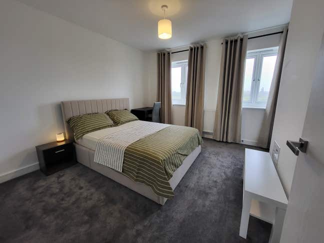 Modern Ensuite room available in a new house  Main Photo