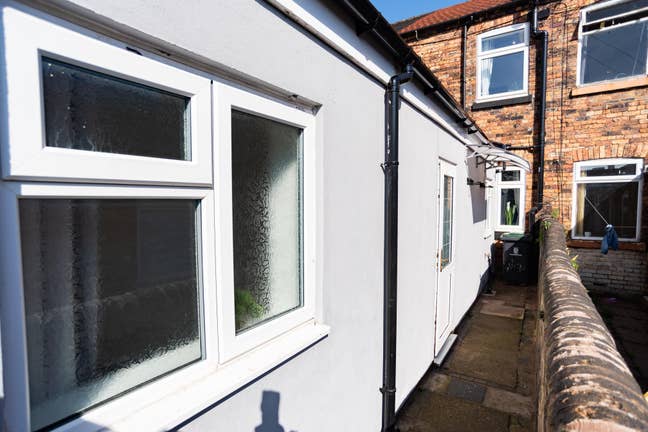 “Your own en-suite, easy living — minutes from uni Main Photo