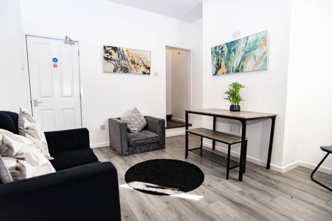 “Your own en-suite, easy living — minutes from uni Main Photo
