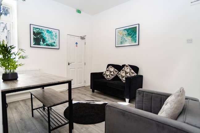 “Your own en-suite, easy living — minutes from uni Main Photo