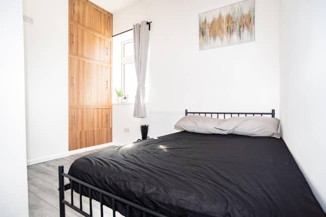 “Your own en-suite, easy living — minutes from uni Main Photo