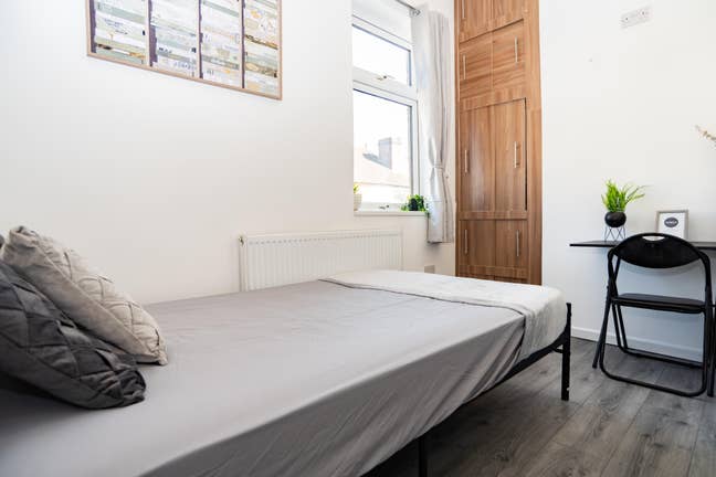“Your own en-suite, easy living — minutes from uni Main Photo
