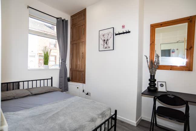 “Your own en-suite, easy living — minutes from uni Main Photo