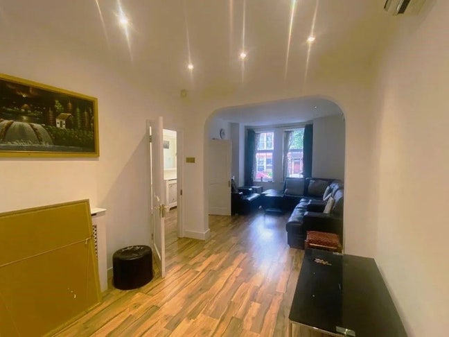 Double Room in all girls house close to tube !  Main Photo