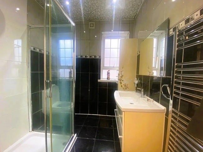 Double Room in all girls house close to tube !  Main Photo