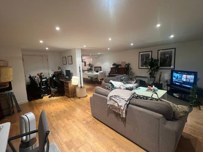 Spacious Room in Canal-Side 3-Bed House Main Photo