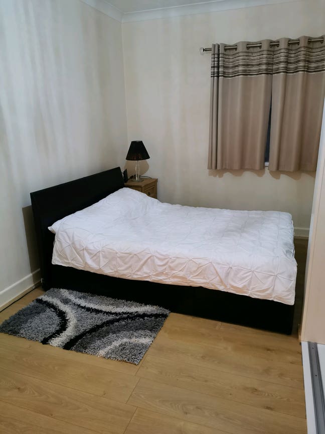 Room share in a 3 Bedrooms Semi Detached house Main Photo