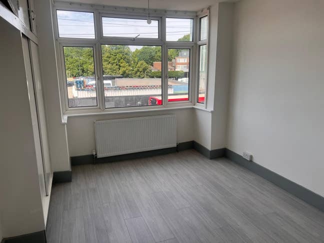 Spacious 4-Bedroom House – Prime Colliers Wood  Main Photo