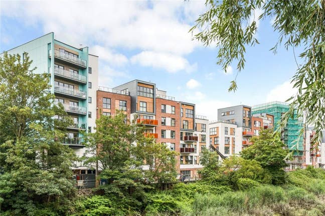 Penthouse 2 bed flat with views across city Main Photo