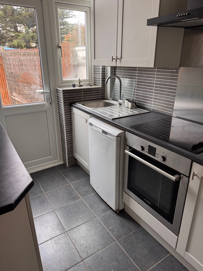 3 Double & 1 Single Room Available in Hainult Main Photo