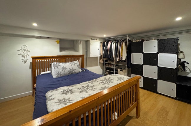 Double room for rent In town Main Photo