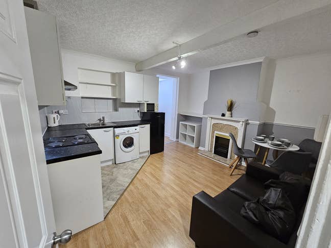 Bills included 1 bedroom flat Main Photo