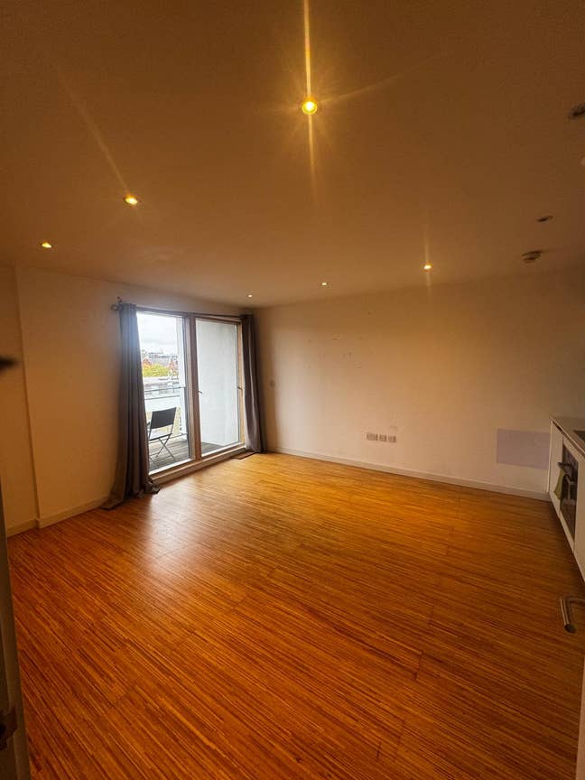 Luxury 1-Bed Aptmnt,  18 Wingate Square, Clapham Main Photo