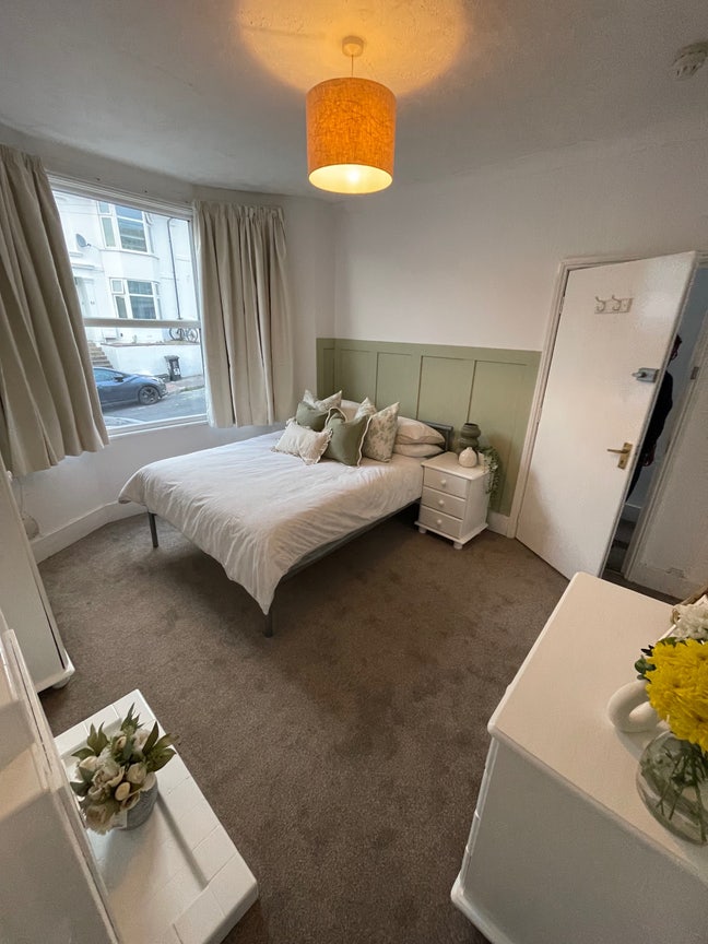 Double Room in Newly Refurbished House  Main Photo