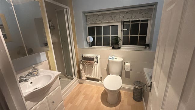 Bright double room to rent Main Photo