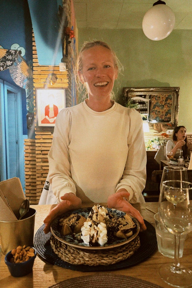 I am a professional female aged 40 who is loo... Main Photo