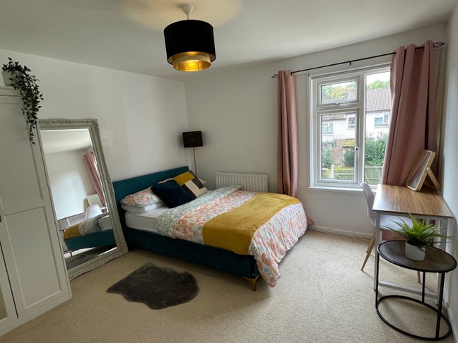 Bright & spacious double room - all bills included Main Photo