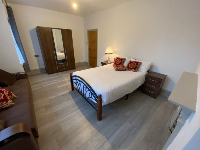 Huge Double Room 10 Mins from Jubilee Line Main Photo
