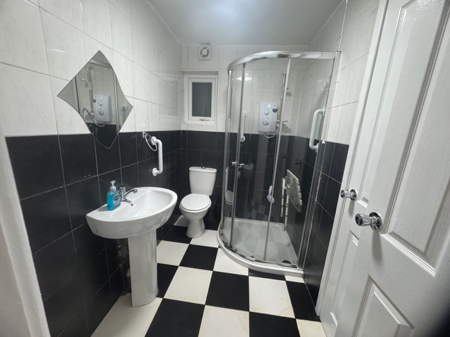 Room to rent at TW14 9QU Main Photo