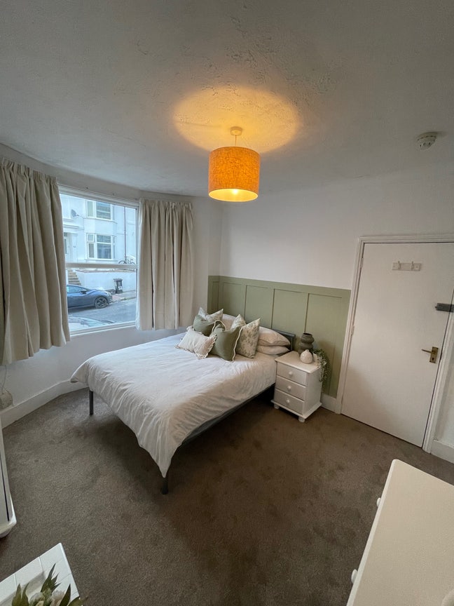 Double Room in Newly Refurbished House  Main Photo