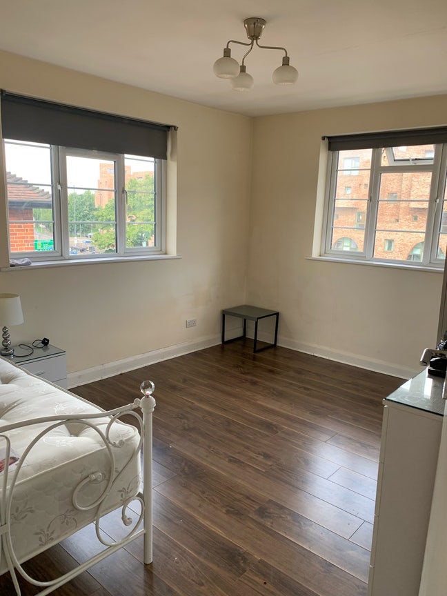 Rooms available to let in female house  Main Photo