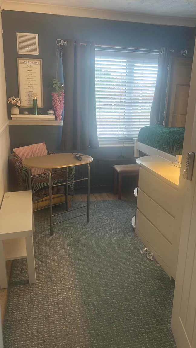 Classy,cosy, space saving room only Main Photo