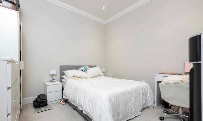 1 Room available in 2 bedroom apartment  Main Photo