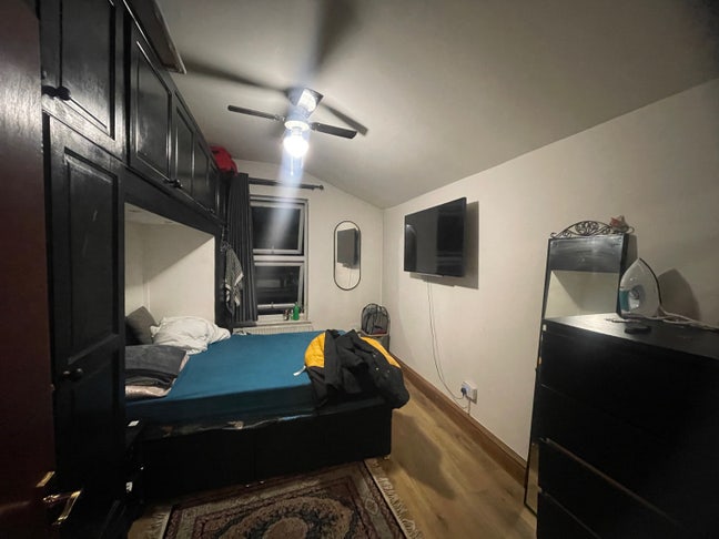 Fully-Furnished Double Bed Room(Sharing with girl) Main Photo