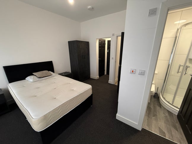 Large en suite room with kitchenette. Bills inc. Main Photo