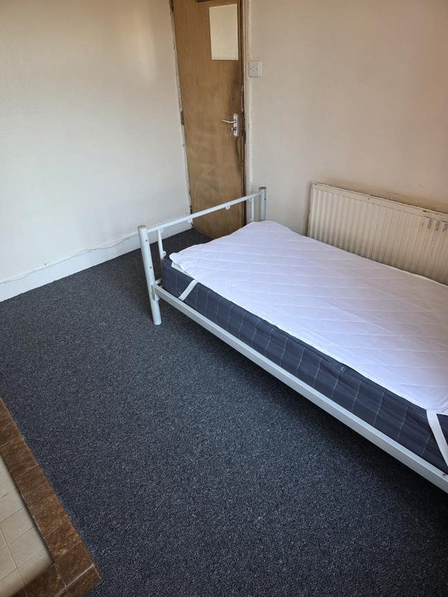 Clean room to let in redfield  Main Photo