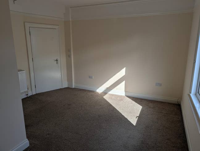 Large room with good sized en suite in town centre Main Photo