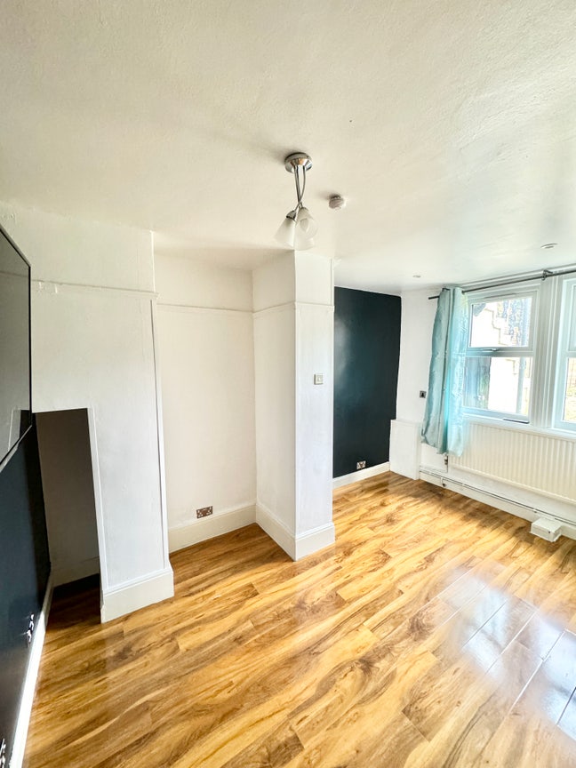 Dbl Room 2 min walk Putney Station  Main Photo