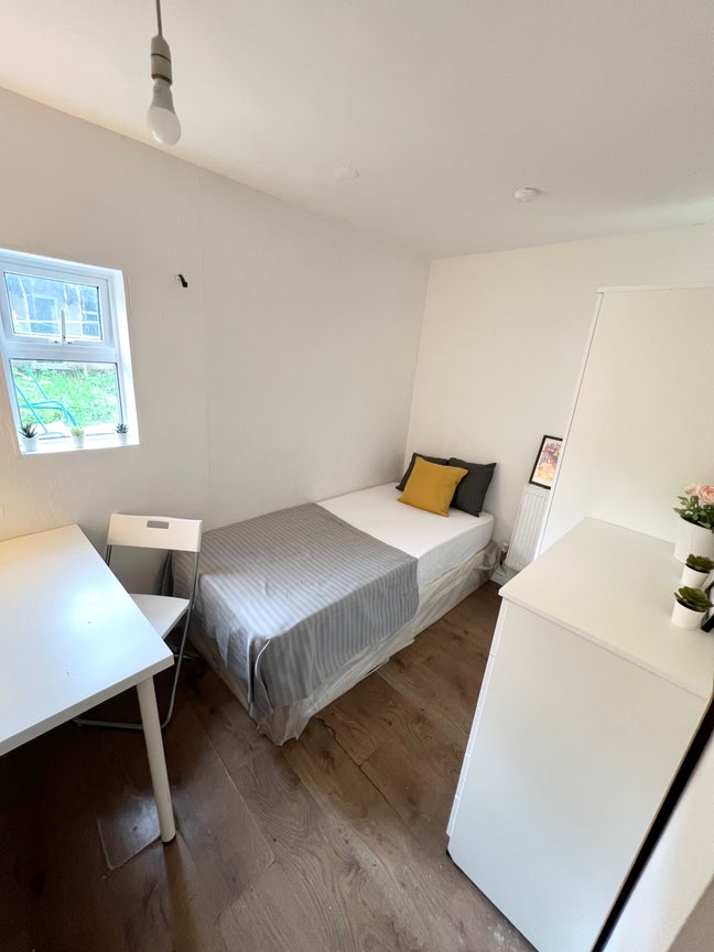 Cheap Single Room 5 Min to Dollis Hill Station  Main Photo