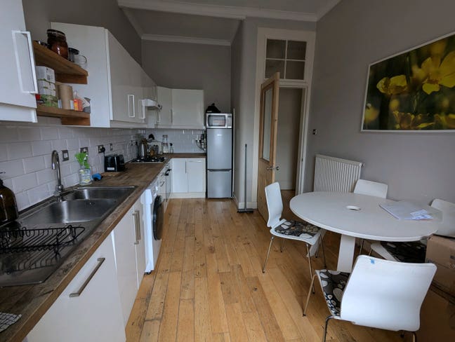 Room Available in Spacious South Side Flat – Queen Main Photo