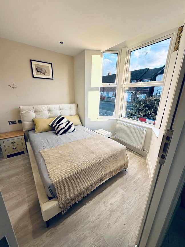 Ensuite  room in Carford Main Photo