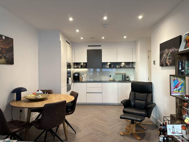 2B2B Modern Flat  Main Photo