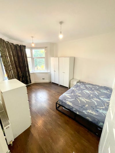 Cheap Double Room Near Upton Park Couple Welcome Main Photo