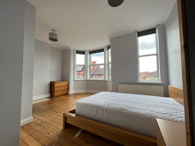 Large, furnished double room with en suite 📍 Main Photo