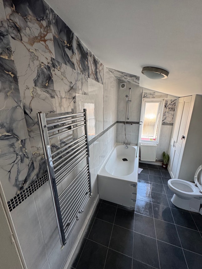 Available NOW close to station and high street  Main Photo