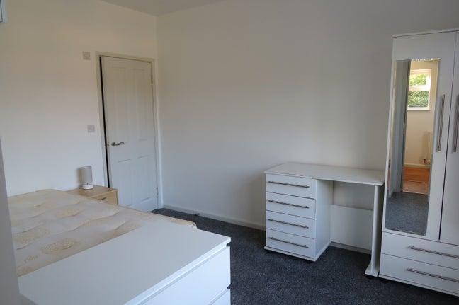 Double Ensuite in Hanworth Main Photo