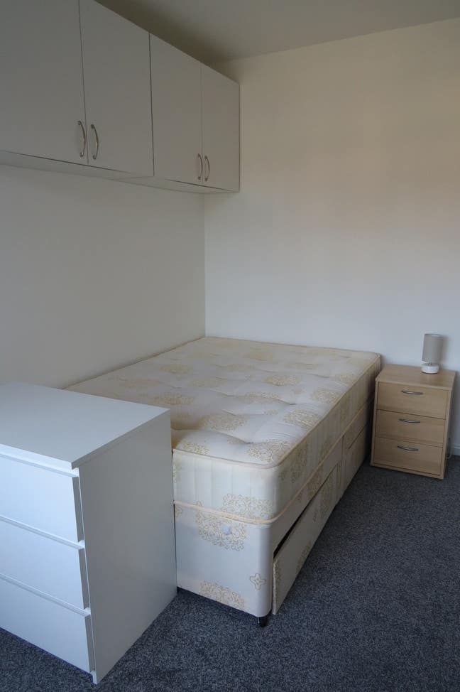 Double Ensuite in Hanworth Main Photo