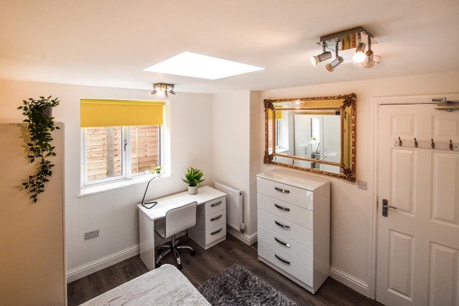 Designer 6 Bed Fallowfield House Main Photo