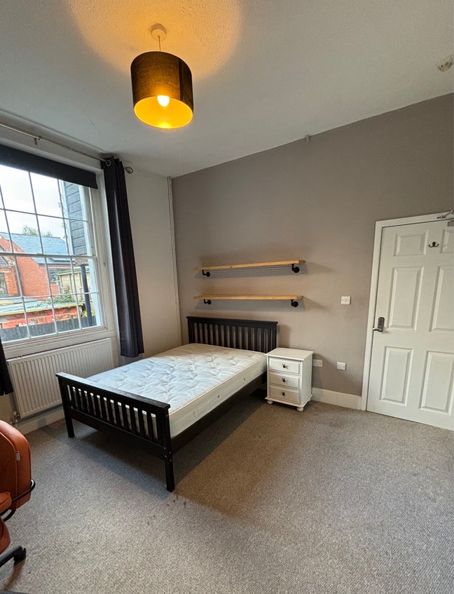 Furnished large double room inc Bills Main Photo