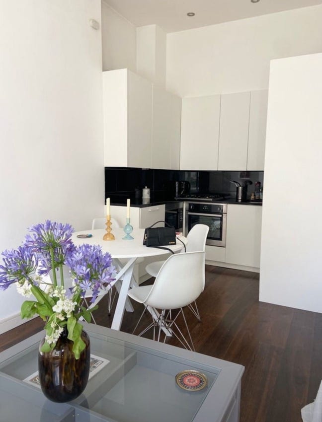 Beautiful sun filled girly apartment  Main Photo