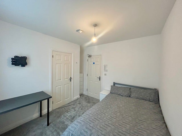 A spacious, furnished double bedroom available  Main Photo