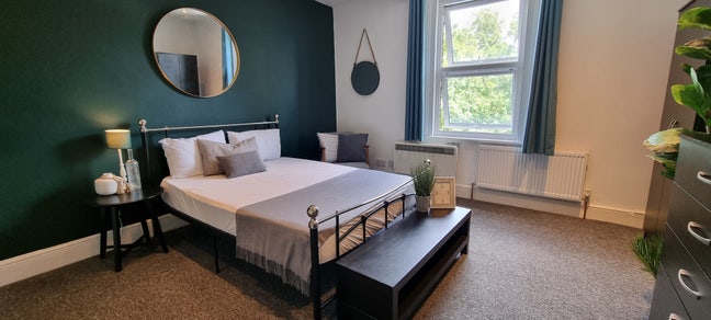 Huge comfy room in great location  🏡    (AR) Main Photo