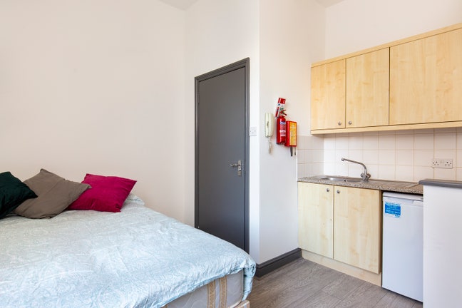 💜🗝 Bedsit W/Private Kitchen - All Bills Inc. Main Photo