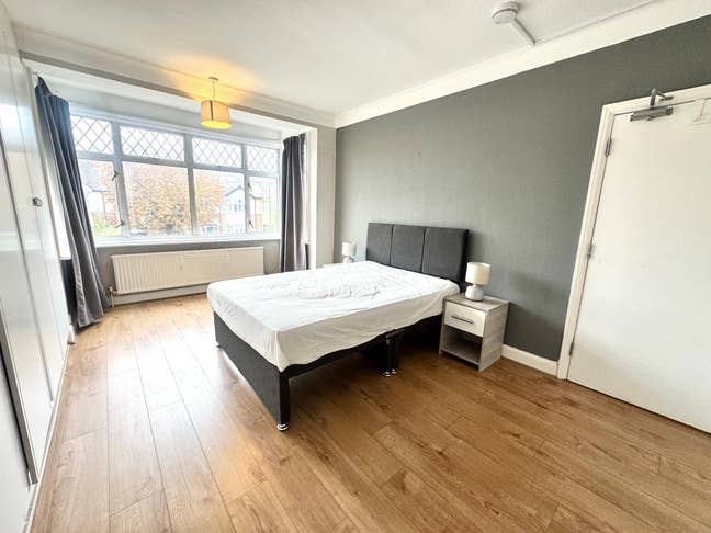 Lovely New House Availablke Next to Morden Station Main Photo