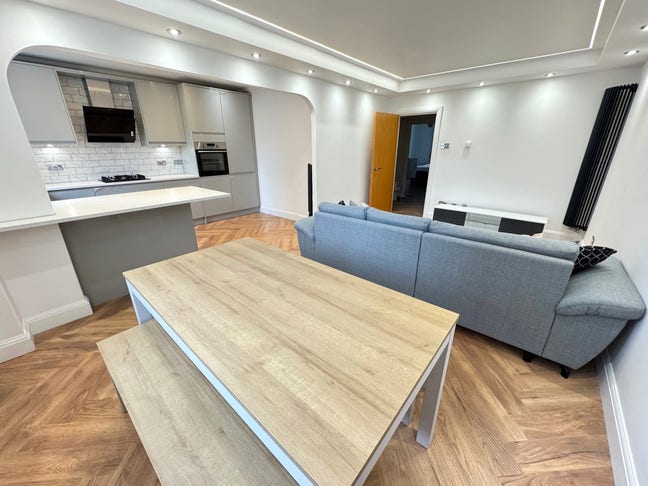 *Two-Bedroom Apartment to Rent in Old Street EC1V* Main Photo