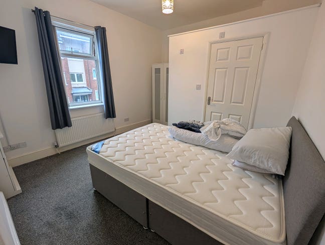 Great Value Double En-Suite / 1stFloor Large Room  Main Photo